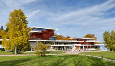 Außenansicht des Buchheim Museums in Bernried, am Starnberger See gelegen (ist im Hintergrund sichtbar).