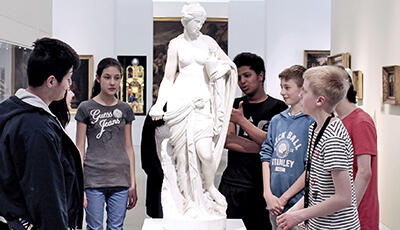 Jugendliche einer Mittelschulklasse im Germanischen Nationalmuseum