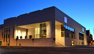 Außenansicht des Museums Georg Schäfer in der Dämmerung