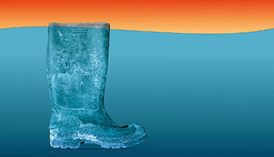 Symbolbild: Gummistiefel steht fast komplett unter Wasser
