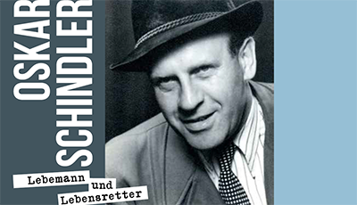 Ausstellungsbild: Foto von Oskar Schindler mit Schriftzug 