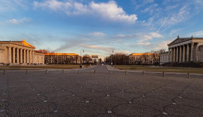 Köngisplatz in München mit Blick nach Westen, NS-Dokumentationszentrum in Hintergrund sichtbar