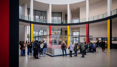 Besuchergruppe in der Rotunde der Pinakothek der Moderne