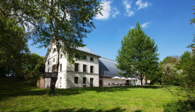 Außenansicht des Schafhofs in Freising im Sommer