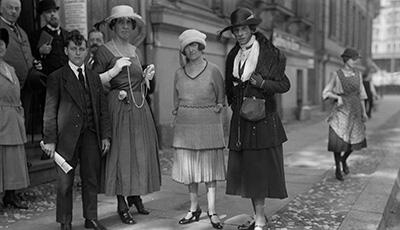 Transvestiten vor dem Institut für Sexualwissenschaften in Berlin, 1921, © bpk