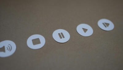 Verschiedene Icons auf neutralem Grund: Lautstärke, Stopp, Pause, Play