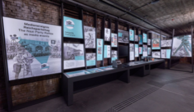 Eine Wand mit Ausstellungsmodulen in der neuen Dauerausstellung des Dokumentationszentrums Reichsparteitagsgelände