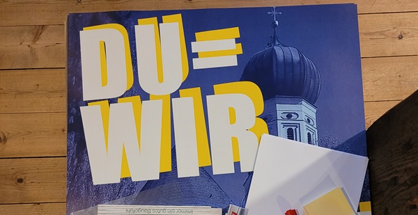 Der Ausschnitt zeigt das Signet f&uuml;r das Ausstellungslogo "Du = Wir".